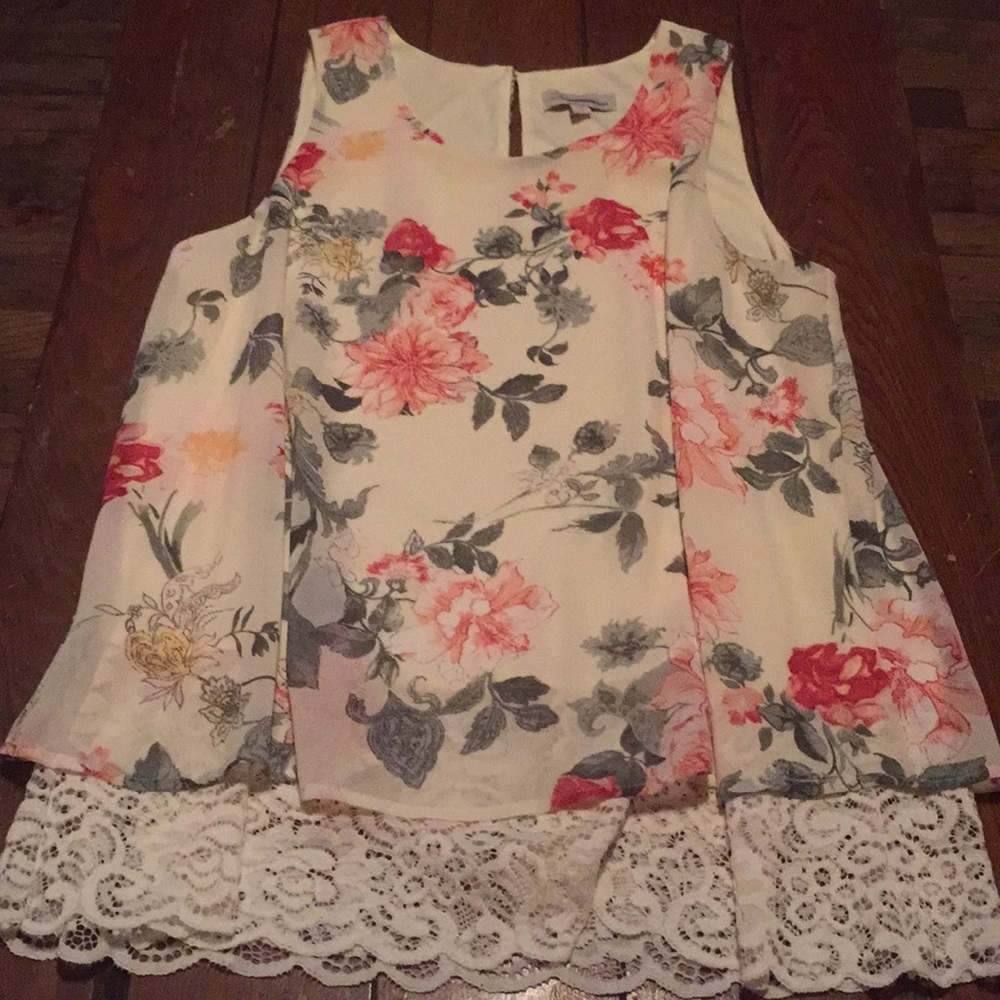 Women's lovely floral top NWOT.